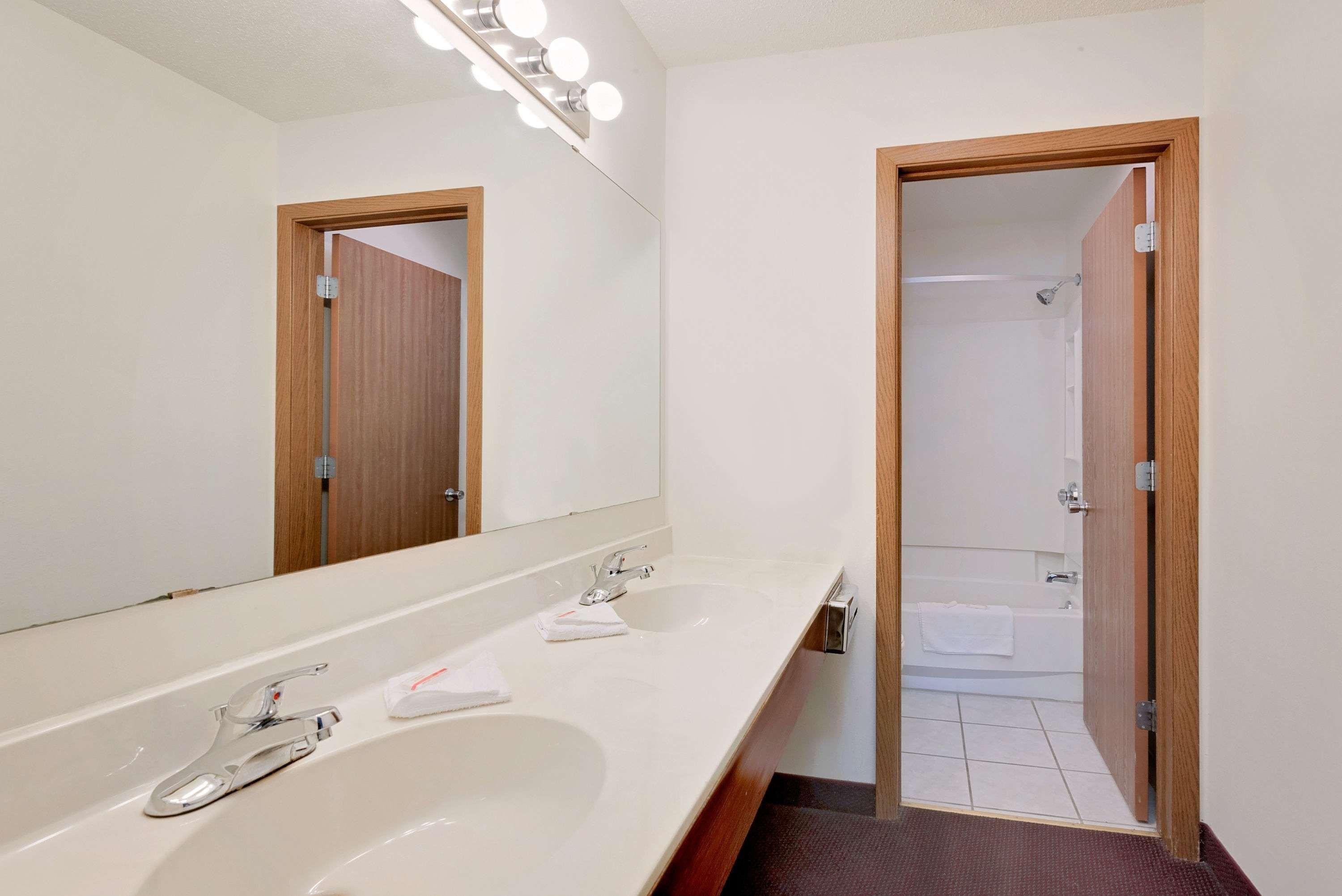 ซูเปอร์ 8 บาย วินด์แฮม คีน์สโตน/เมาน์รัชมอร์ Hotel คีย์สโตน ภายนอก รูปภาพ
